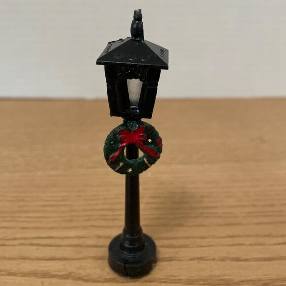 Vtg Lemax Christmas Village Accessories Bottlebrush Trees 2 Lampposts w Wreaths - Picture 2 of 5